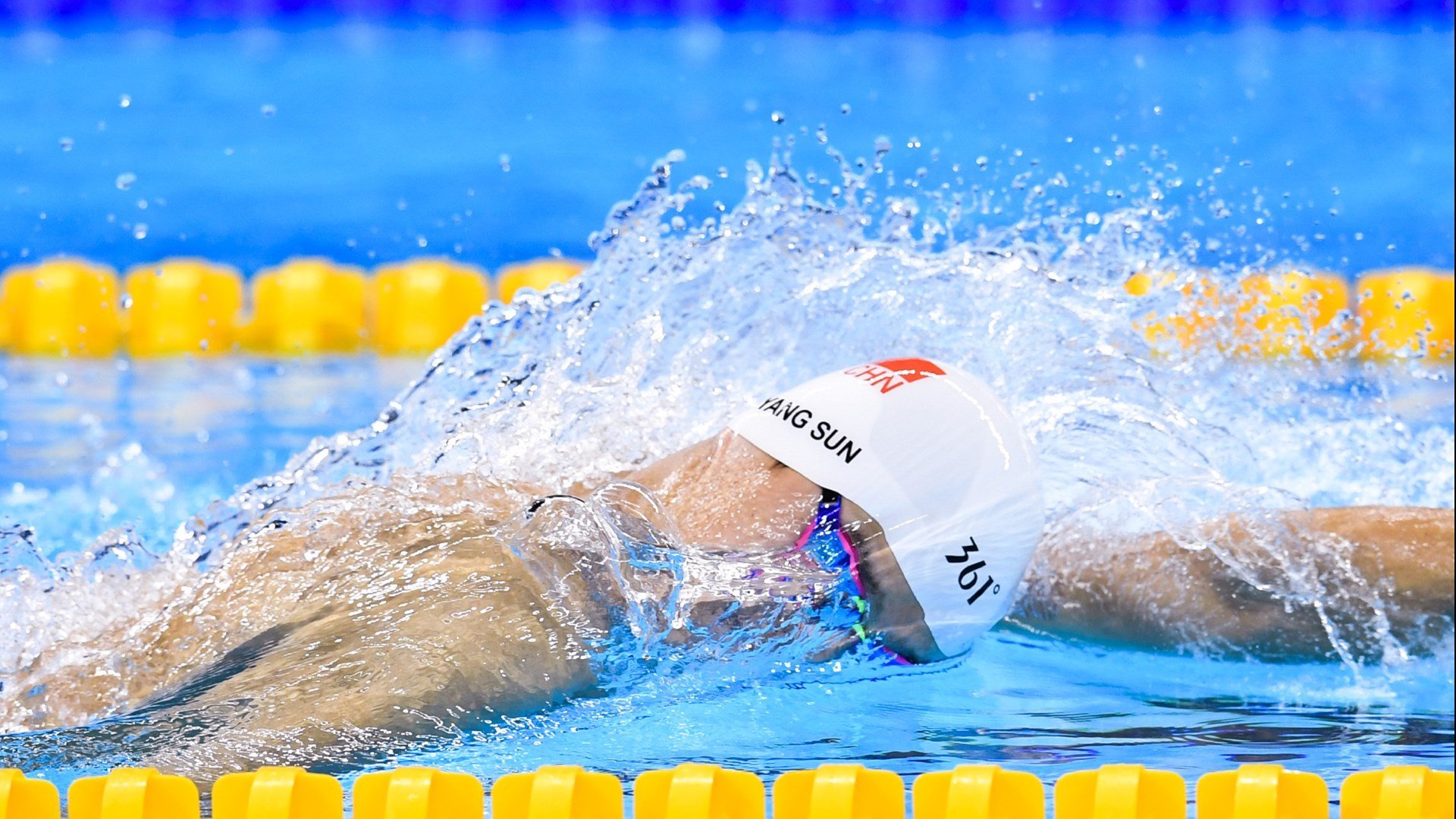 “高新体育中心网球赛：巅峰对决引爆全场热情”