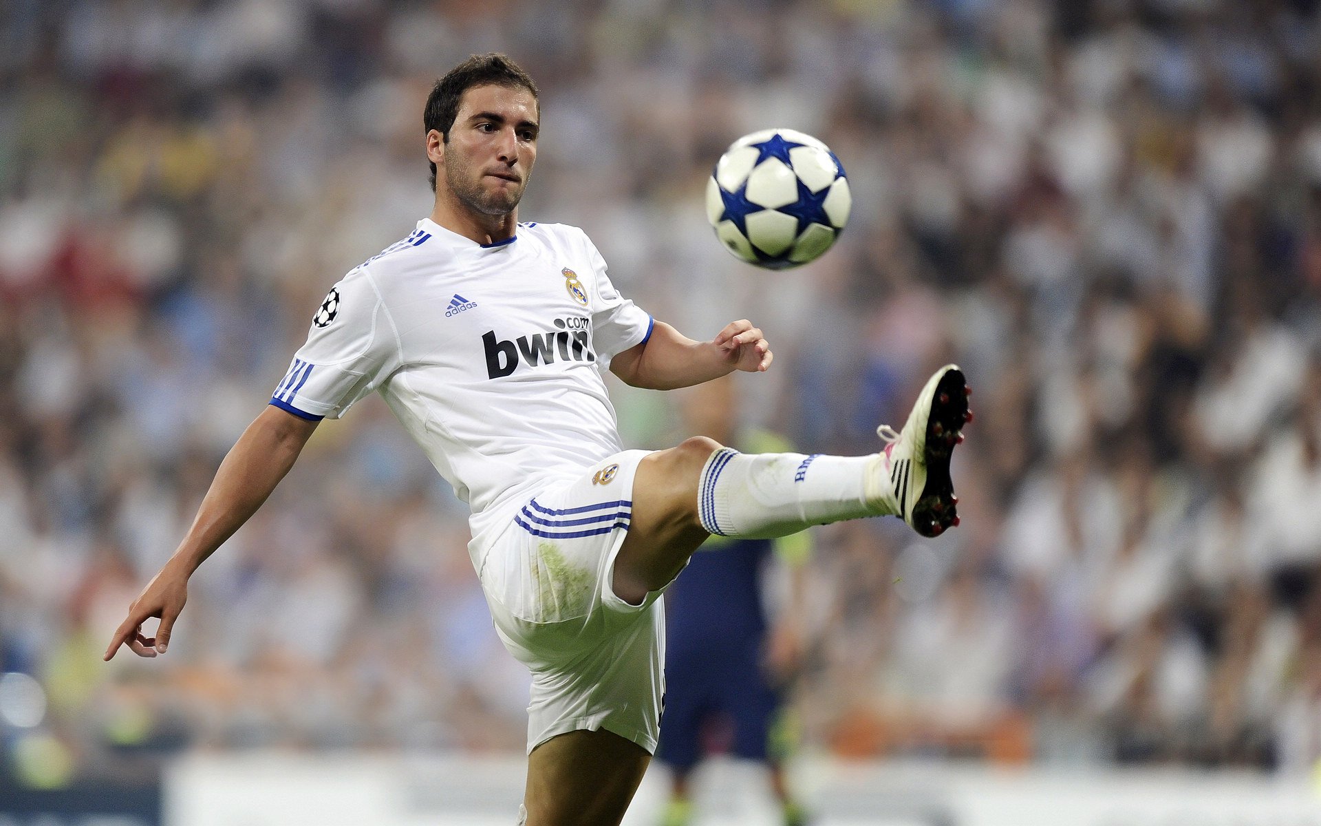 国际热身赛中国队逆袭 球员精神令人动容,足球国际热身赛