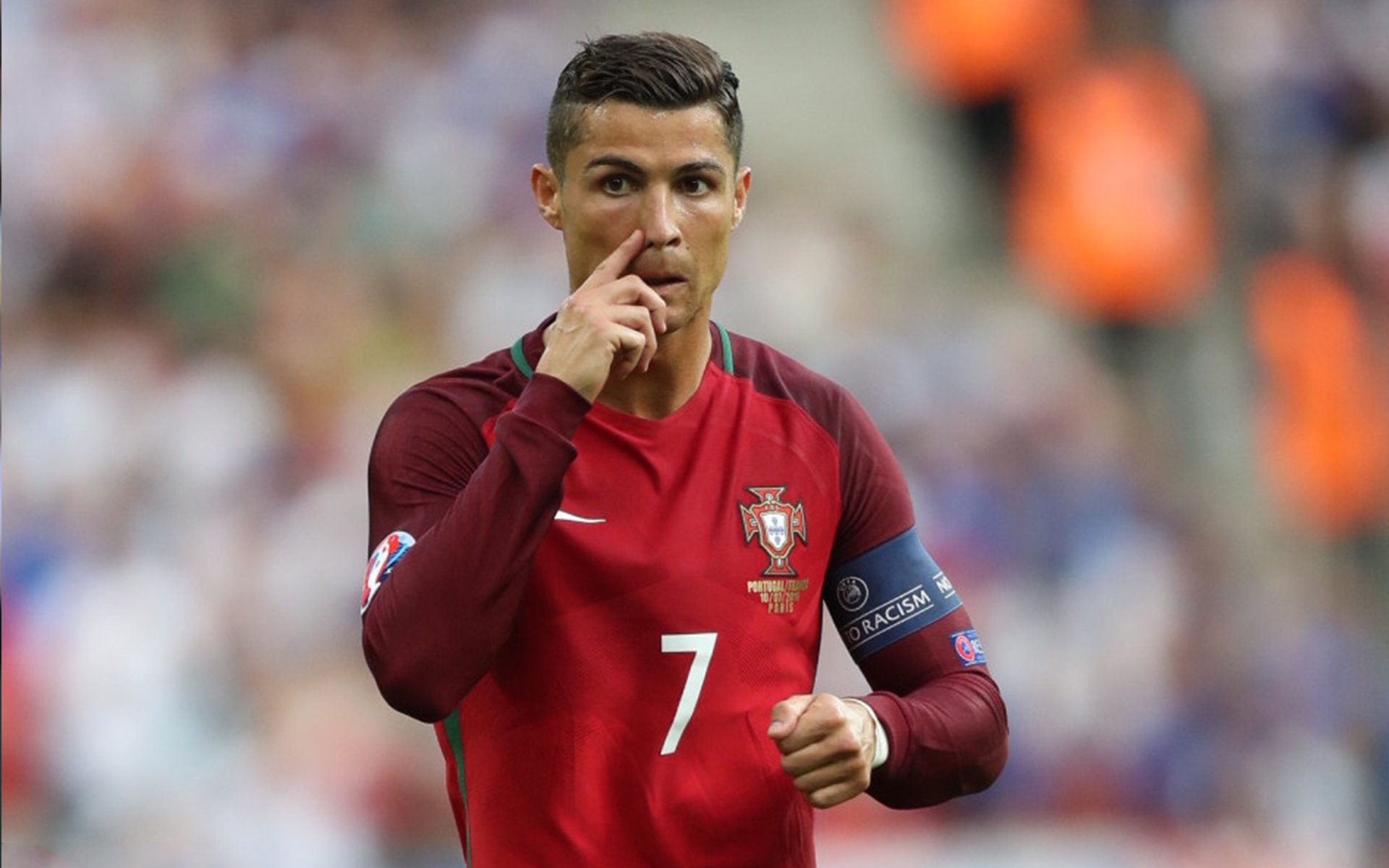 基:全黑队后防线的“防守核心”,他是球队的守护神